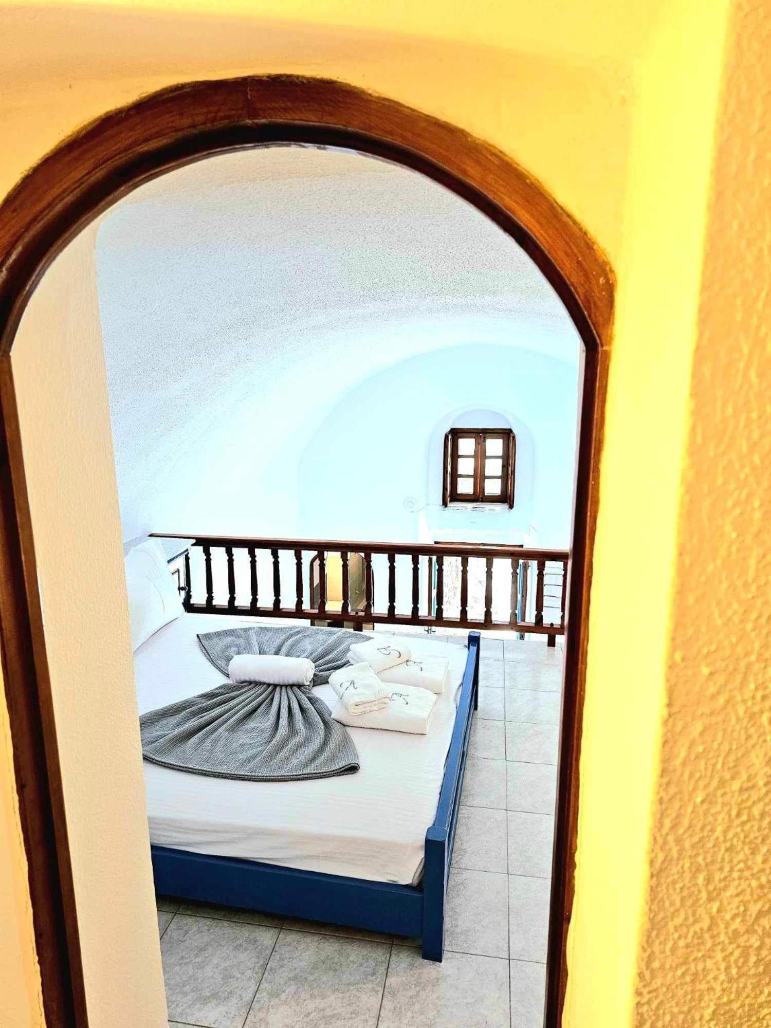 Amphitheater Cave Houses Fira  Extérieur photo